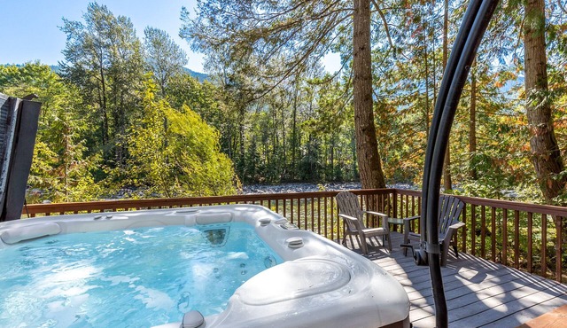 White Water Retreat - riverfront, pet friendly, hot tub