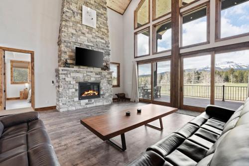 White Wolf Lodge - Luxe Estate on 85 Acres