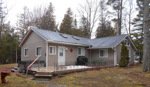 Whitecaps Cottage | Near BEACH | AC | Hot Tub | PET Friendly
