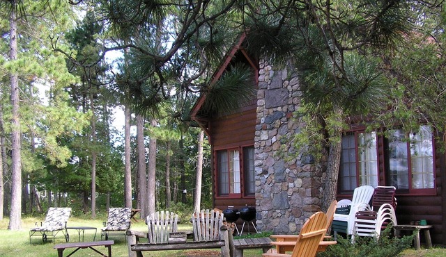 Whitefish Chain, Vintage Log Cabin, Private, Fireplace/Loft, Sleeps 8