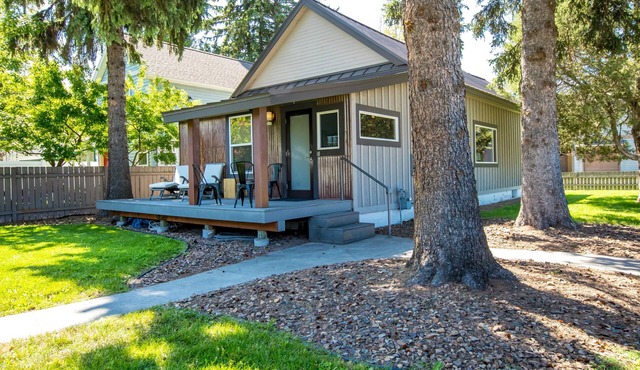 Whitefish Downtown Cottage on the River Trail with views of Big Mountain