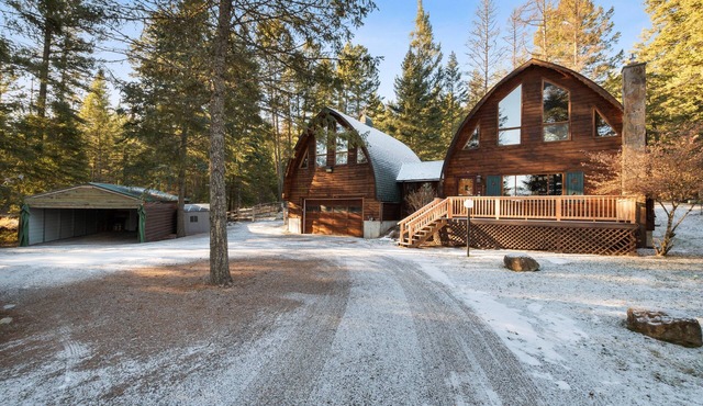 Whitefish Pine Cabin on 5 acres, 8m to Whitefish and 22m to slopes, 30m to GNP