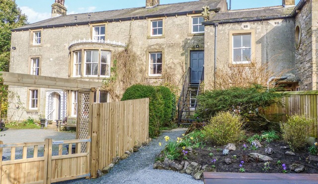 WHITEFRIARS LODGE, family friendly, with a garden in Settle