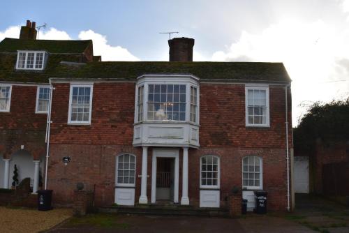 Whitefriars, Rye - central location with parking for 3 cars - large family home