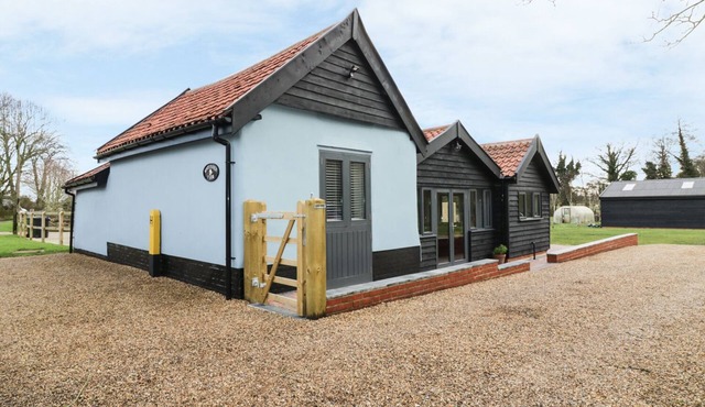 WHITEHANDS FARM BARN, pet friendly, with hot tub in Old Buckenham