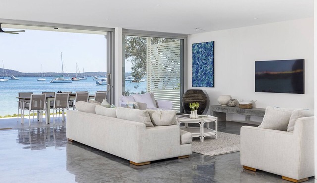 Whitehouse On The Water - Palatial Home on Idyllic Beach