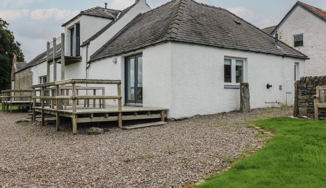 WHITEHOUSE WOODWRAE, pet friendly, with hot tub in Forfar