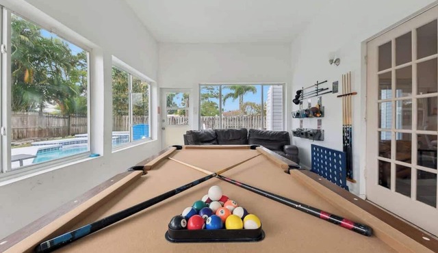 WhiteIris-5-Bedroom Home with Pool, Mini Golf, & Heated Jacuzzi in Boynton Beach