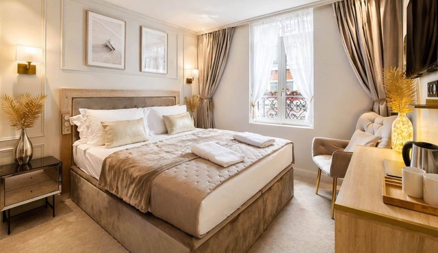 Whitepearl-HyperCenter-King BedSize-Parking Offered