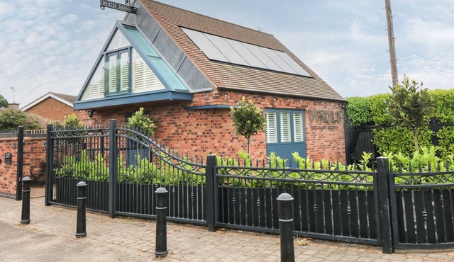 WHITES' BARN, luxury holiday cottage, with a garden in Glapwell