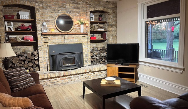 Whites Junction Rural Retreat - cozy farmhouse with small town charm