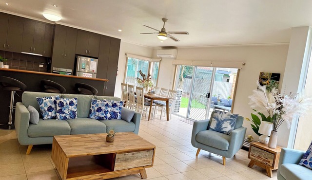 Whites Retreat (The Esplanade)