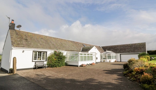 WHITESIDE COTTAGE, family friendly, with open fire in Darvel