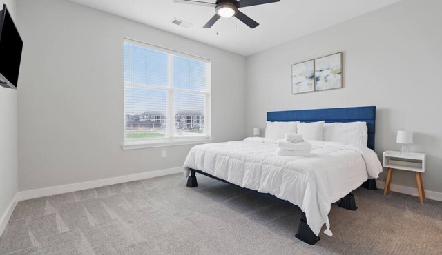 Whitestown Getaway | King Bed
