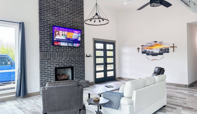 WhiteTail Cabin with Shuffleboard, Fireplace, WiFi, South of Norman