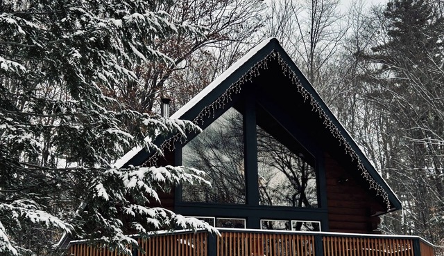 Whitetail Chalet @ Bridgton with Hot Tub/5 min from pleasant mountain/Dogs ok