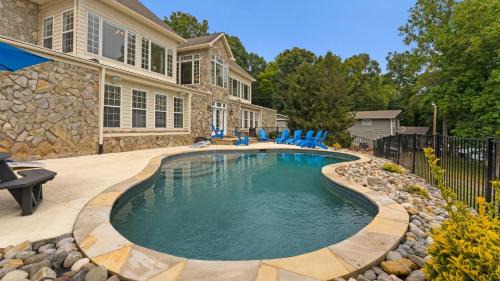 Whitetail Cove by AvantStay Lakefront w Pool Private Dock Sleeps 20
