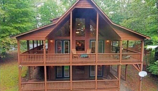 Whitetail Hollow - mountain chalet in a gated community