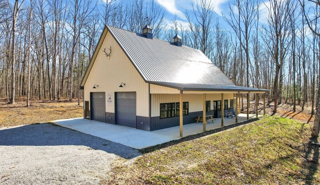 Whitetail Lodge - Relaxing Retreat in private forest Spring Deals