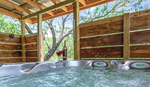 Whitetail Oaks Texas Star Cabin | Hill Country Views | Whirlpool Tub | Fire pit | NO PETS