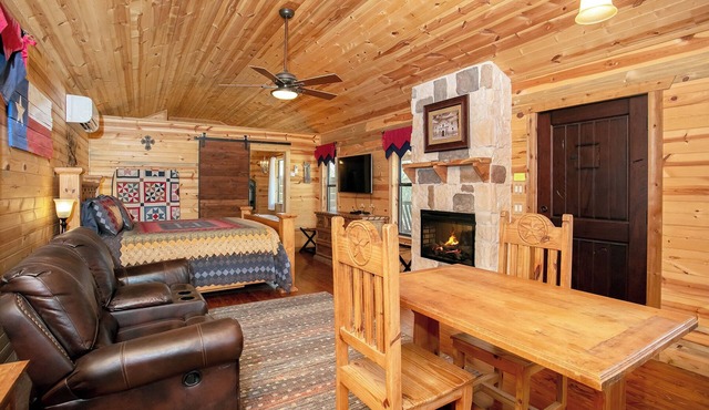Whitetail Oaks The Hideout | Hill Country Cabin | Hot Tub | Full Kitchen | NO PETS