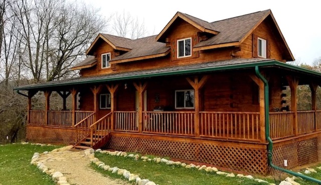 Whitetail Ridge Cabin w/Hot Tub and Swimming Pond