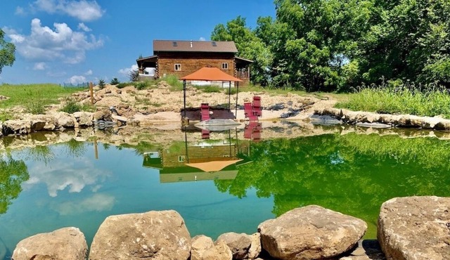 Whitetail Ridge Cabin with Swimming Pond & Hot Tub Jacuzzi