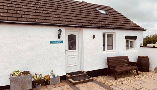 Whitewashed 1 bedroom stone cottage, with king size 4 poster bed. Pet friendly.