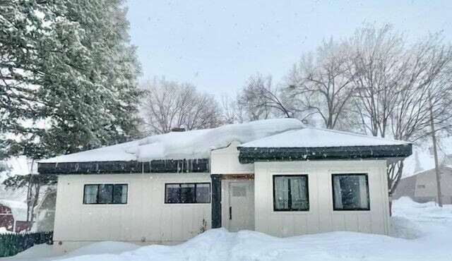 Whitewater Cottage- IN TOWN, walk to everything!