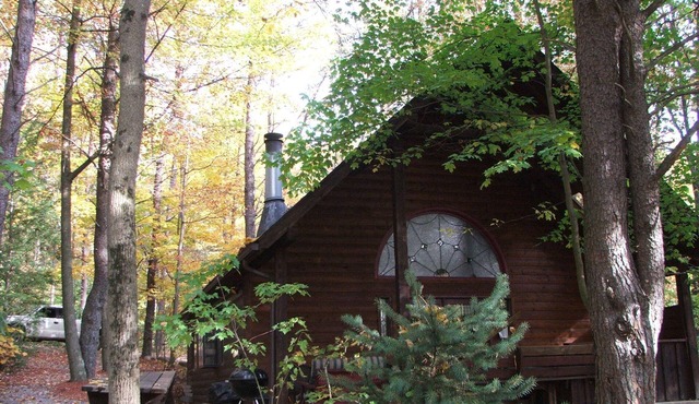 Whitewater Country with Hot Tub, Free WiFi & Indoor Wood Burning Fireplace!