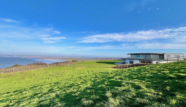 Whitewater, with expansive sea views and hot tub