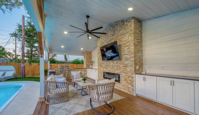 Whitewood Oasis-Your Poolside Retreat with Heated Pool in Spring, TX