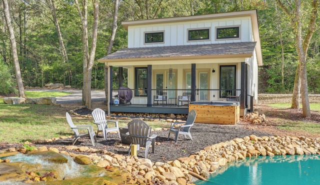 ‘Whitewood’ w/Hot Tub: Peaceful Wildwood Retreat