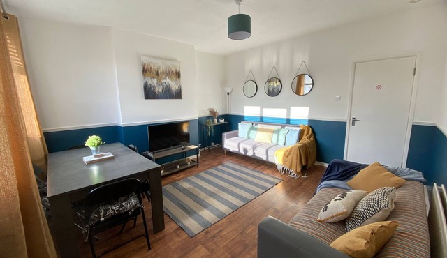 Whitley-5 Bdrm Sleeps 9 Ideal for Contractors