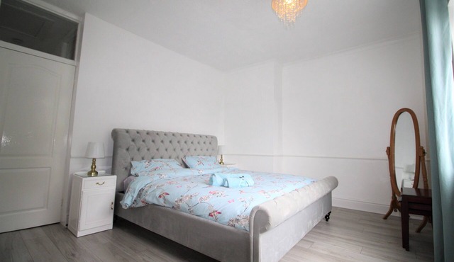 Whitley Bay House Sleeps 6 with Garden