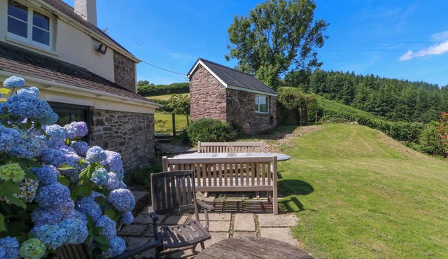 WHITLEY FARM, pet friendly, character holiday cottage in South Molton
