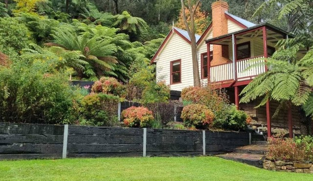 Whitlow Manor. Cosy Family Stay. Woodfire. Walk to Town