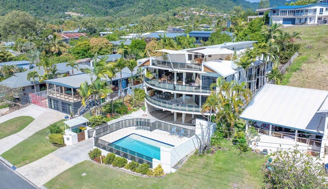 Whitsunday Escape - Beachfront Penthouse with Shared Pool
