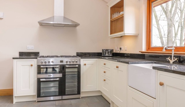 WHITTADDER LODGE, pet friendly, with a garden in Chirnside