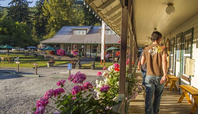 Whittaker's Motel & Historic Bunkhouse