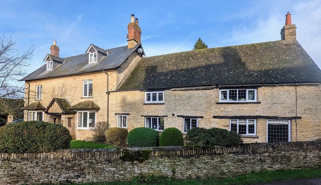 WHITTINGTON HOUSE, family friendly, with hot tub in Long Compton