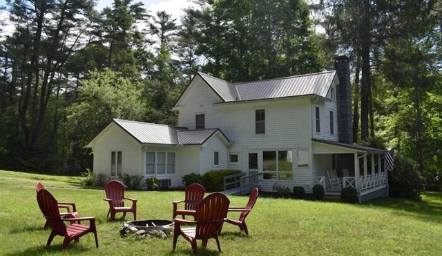 Whittle Pines- Walk to town, churches, shopping, library and more