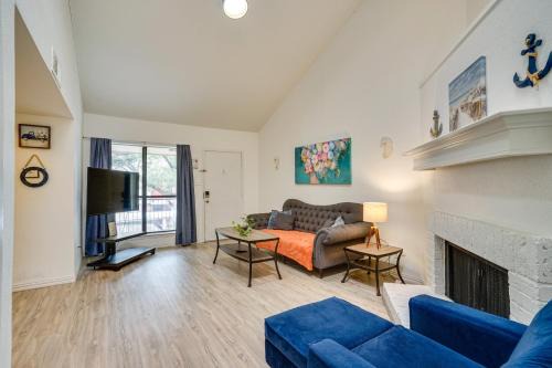 Whole 1 Bedroom Apt w Swimming Pool Condo 2 Mi to White Rock Lake!
