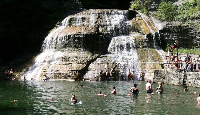 Whole 2nd floor. Chef's Kitchen-9' Ceilings, Light-Airy! 1.5 baths. Near Gorges.