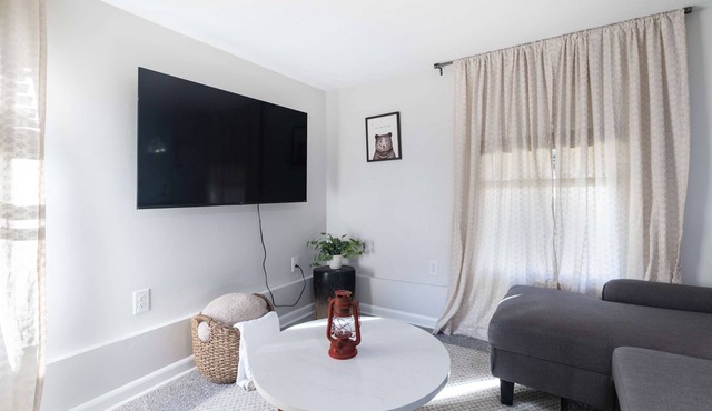 Whole Home Remodeled 1 Bed West Side Coffee Smrt TV WIFI