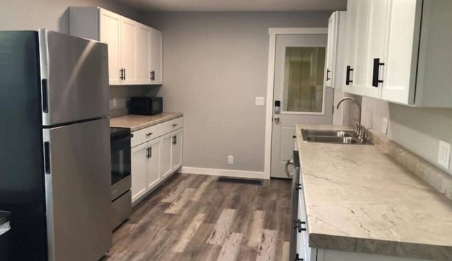 Whole home, sleeps 7, pets ok, Wi-Fi, Full Kitchen