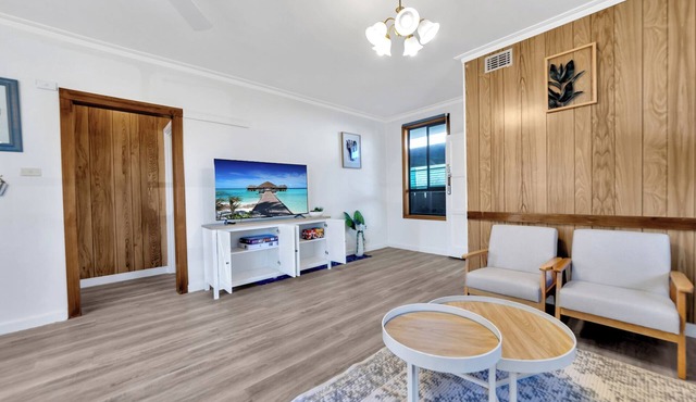 Whole House- 2mins to Spirit of Tasmania- 2 mins Northshore beach- Shore Getaway