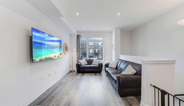 Whole House 4 BR 3.5 WR, 2 km to H.W 403 & Downtown