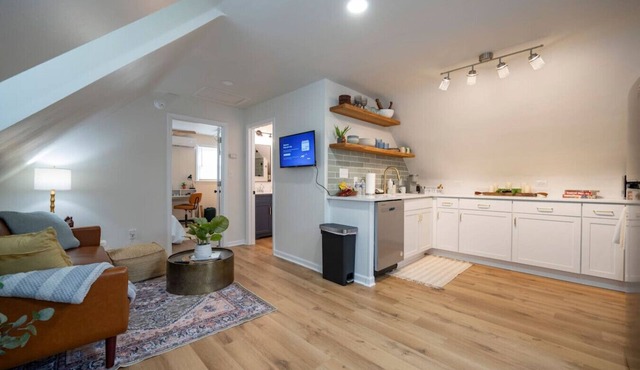 *Whole House* | 4-BR Home | 2 Kitchens + Free WiFi