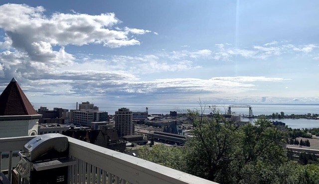 Whole House for 10 Guests with Lake and Lift Bridge Overlook